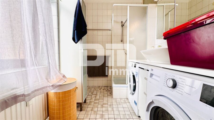 Gründerzeitliches Mehrfamilienhaus mit 8 bis 9 Wohneinheiten, Innenhof + Nebengebäude - WE Hochparterre Bad / Dusche / Aktuell HWR